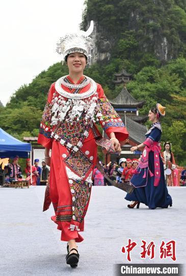 廣西羅城仫佬山鄉(xiāng)上演民族服飾秀